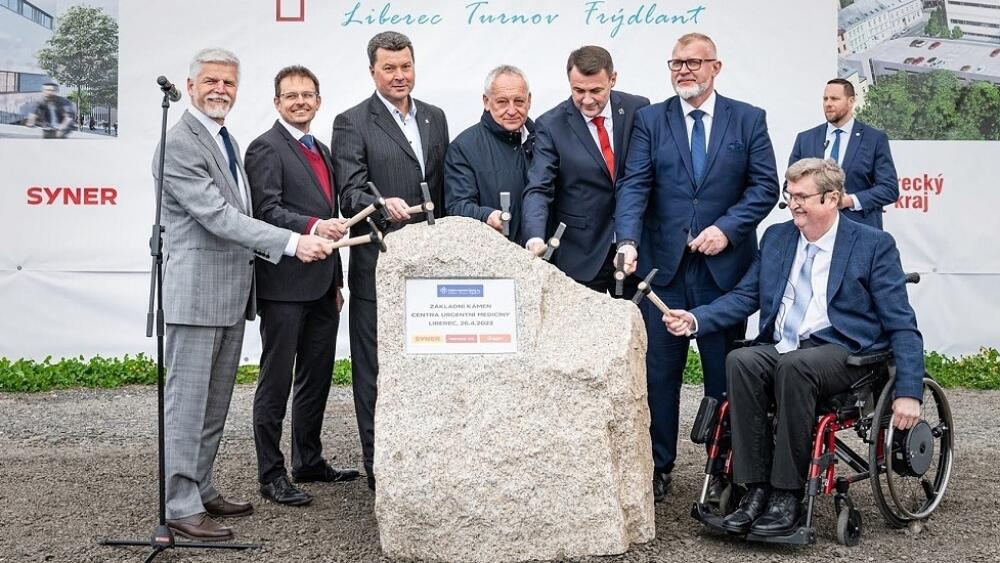 Poklepání základního kamene Centra urgentní medicíny za účasti prezidenta republiky.